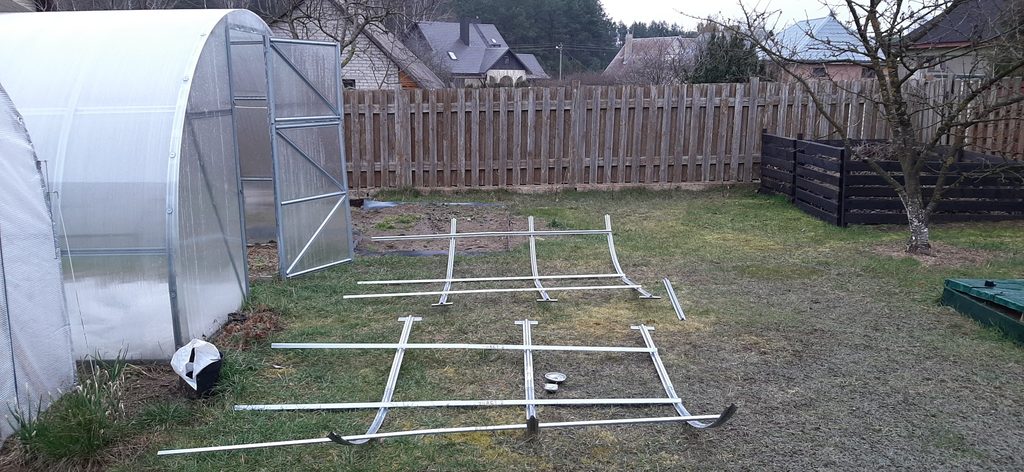 Assembling the metal frame for a greenhouse extension